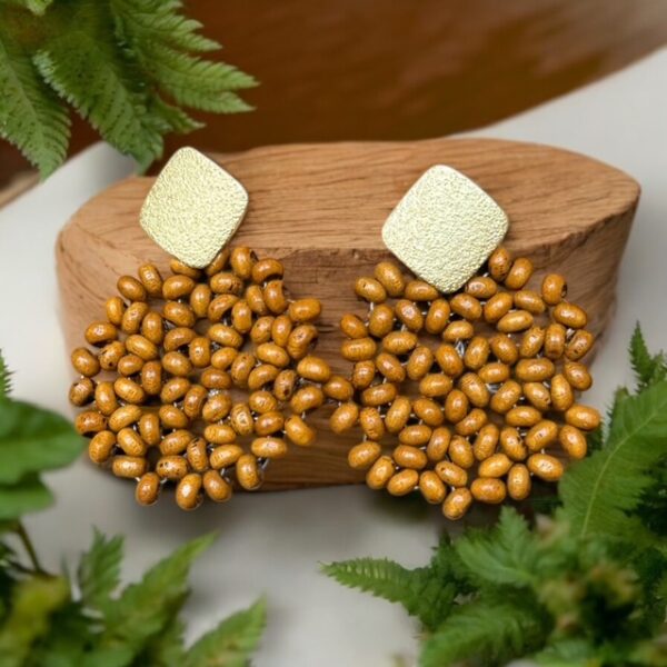 boucles d'oreilles en disque dore et bois jaune moutarde