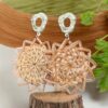 Boucles d’oreilles uniques de la collection Éclat Boisé, en rotin tricoté