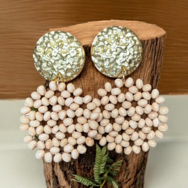 boucles-doreilles-en-cercle-dore-et-bois-beige-eclat-boise