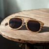 lunettes de soleil 577 Lunettes de soleil en bois ILS579 ILAYKA – monture brute artisanale, verres foncés, design intemporel et moderne.