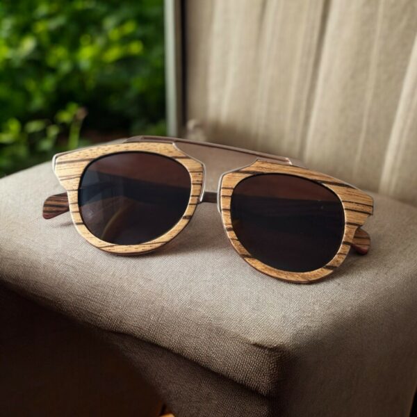 lunettes de soleil ILS577 v Lunettes de soleil en bois ILS579 ILAYKA – monture brute artisanale, verres foncés, design intemporel et moderne.