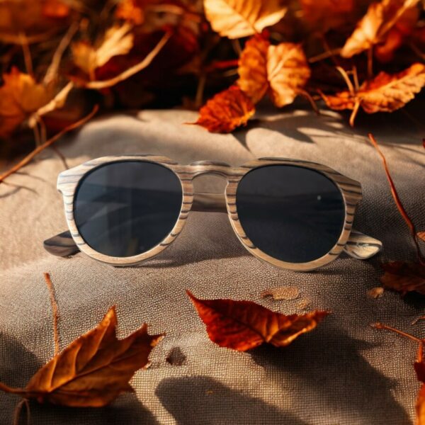 Lunettes de soleil en bois ILS579 ILAYKA – monture brute artisanale, verres foncés, design intemporel et moderne.