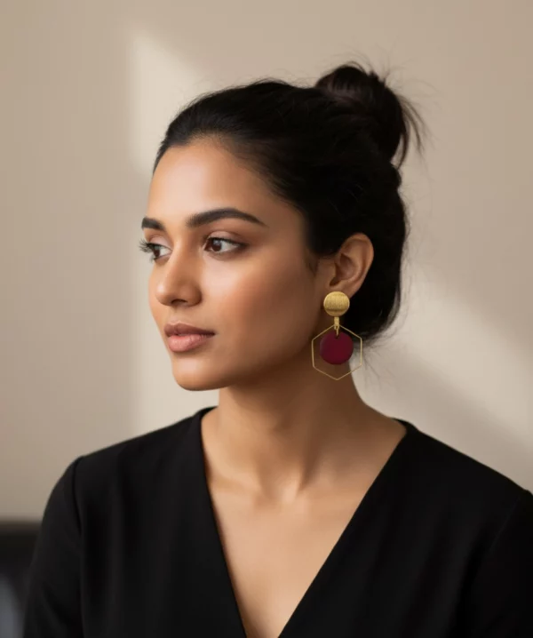 ilb255 boucles doreilles portes par une femme Boucles d'oreilles géométriques