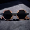 Lunettes de Soleil Hexagonales en Bois – Monture Géométrique Bicolore Artisanale – Style Avant-Garde & Naturel – Fait Main, Design Unique1 Lunettes de Soleil