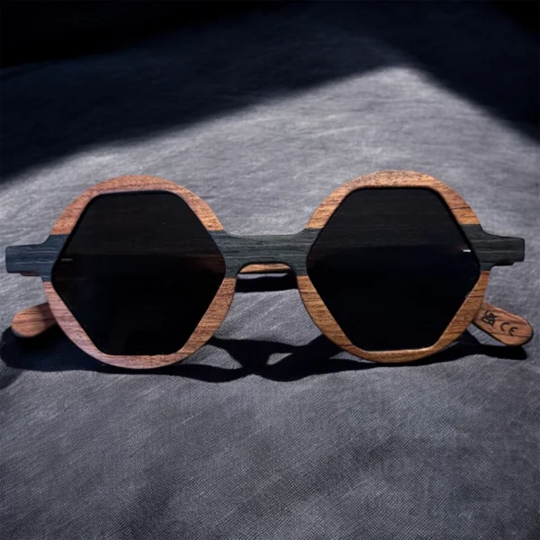 Lunettes de Soleil Hexagonales en Bois – Monture Géométrique Bicolore Artisanale – Style Avant-Garde & Naturel – Fait Main, Design Unique1 Lunettes de Soleil