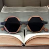 Lunettes de Soleil Hexagonales en Bois – Monture Géométrique Bicolore Artisanale – Style Avant-Garde & Naturel – Fait Main, Design Unique4 Lunettes de Soleil Design Unique