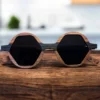 Lunettes de Soleil Hexagonales en Bois – Monture Géométrique Bicolore Artisanale – Style Avant-Garde & Naturel – Fait Main, Design Unique5 Lunettes de Soleil Hexagonales en Bois – Monture Géométrique Bicolore Artisanale – Style Avant-Garde & Naturel – Fait Main