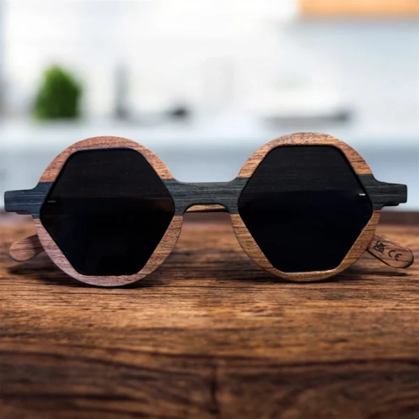 Lunettes de Soleil Hexagonales en Bois – Monture Géométrique Bicolore Artisanale – Style Avant-Garde & Naturel – Fait Main, Design Unique5 Lunettes de Soleil Hexagonales en Bois – Monture Géométrique Bicolore Artisanale – Style Avant-Garde & Naturel – Fait Main