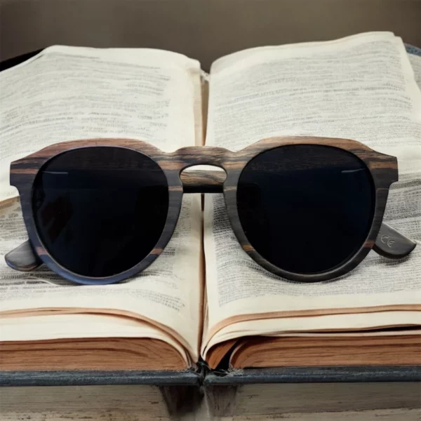 Portez l'élégance à l'état pur. Un accessoire noble qui traverse les saisons avec distinction.