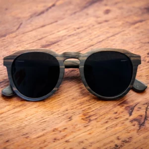 • Légèreté et Finesse : Une monture travaillée avec précision pour être la plus fine possible, offrant un confort de port exceptionnel tout au long de la journée.