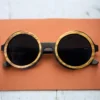 Lunettes de Soleil Rondes en Bois de Zèbre – Monture Bicolore Artisanale – Style Minimaliste & Design Organique – Fait Main, Ultra Légères4 Lunettes de Soleil Ultra Légères
